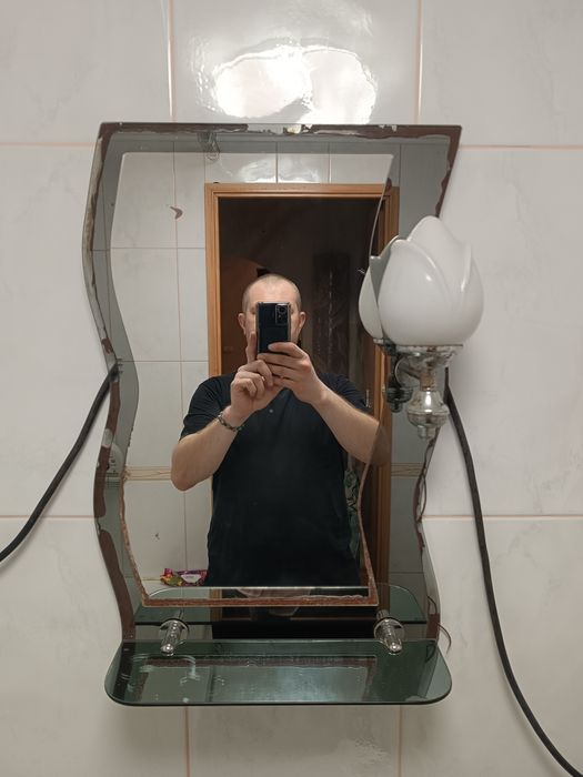 Декоративне настінне дзеркало з полицею та бра.