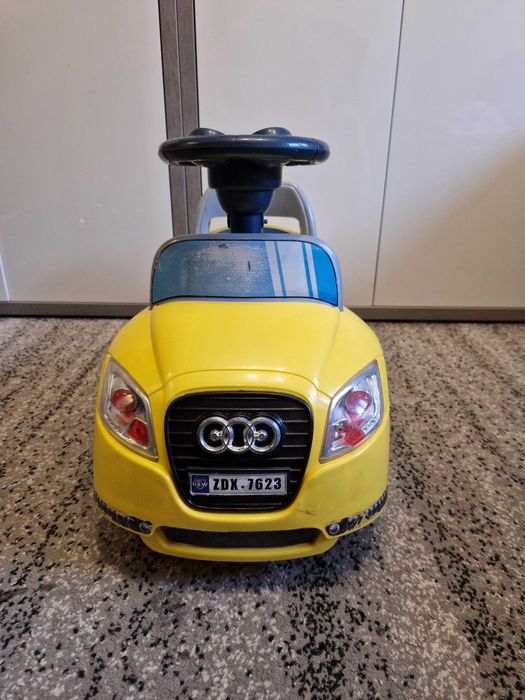 Jeździk pchacz samochód AUDI auto z dźwiękiem