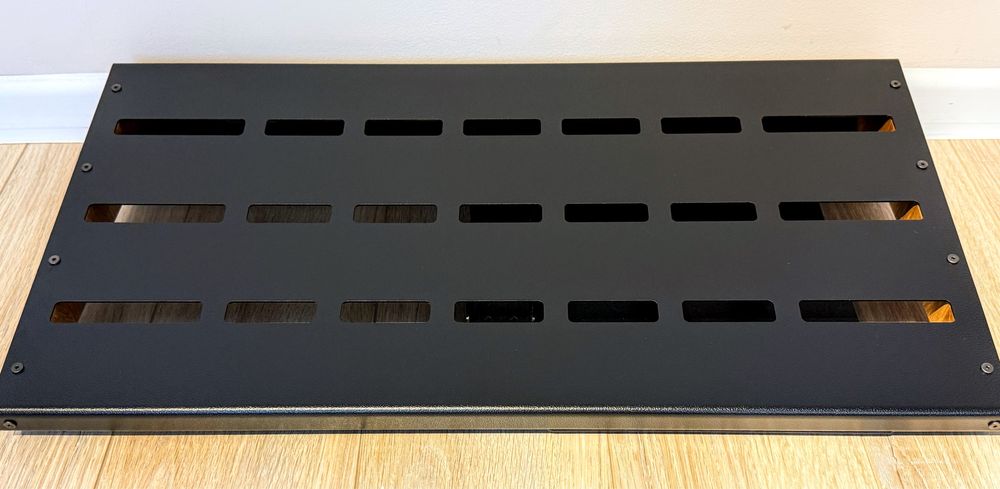 Pedalboard custom – czarny, lekki, półka na zasilacz, gniazda