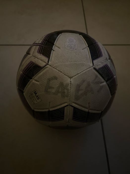Bola tamanho quatro usada em treino