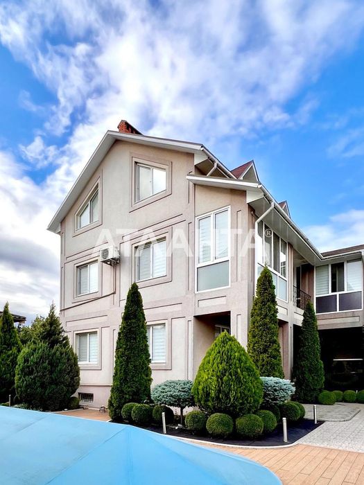 Дом с бассейном в Даче Ковалевского.