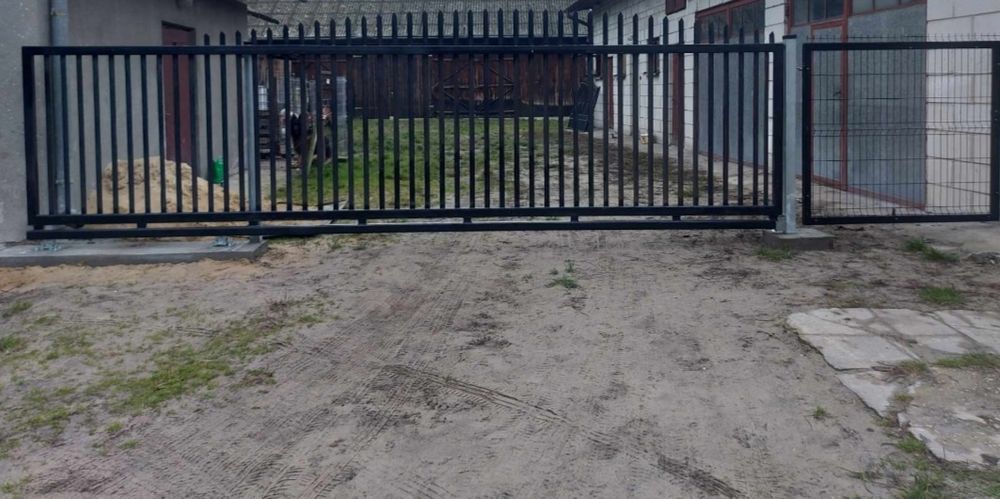 Brama przesuwna solidna