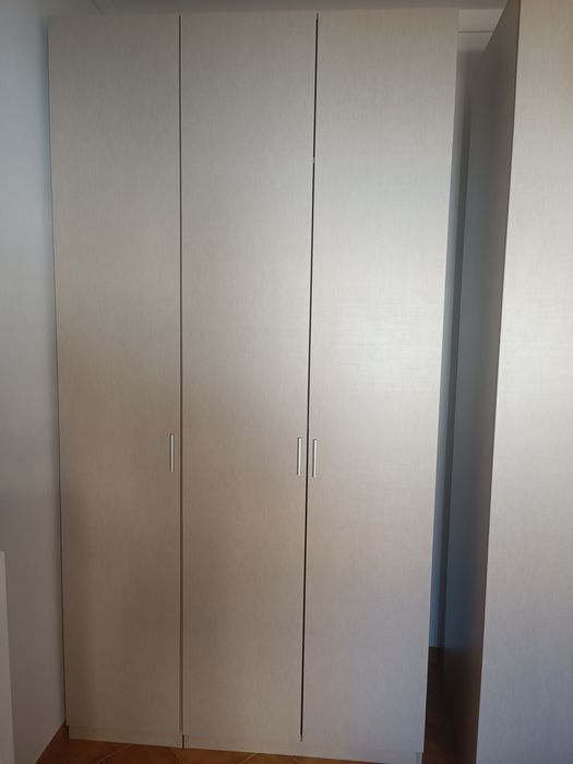 Roupeiro de três portas