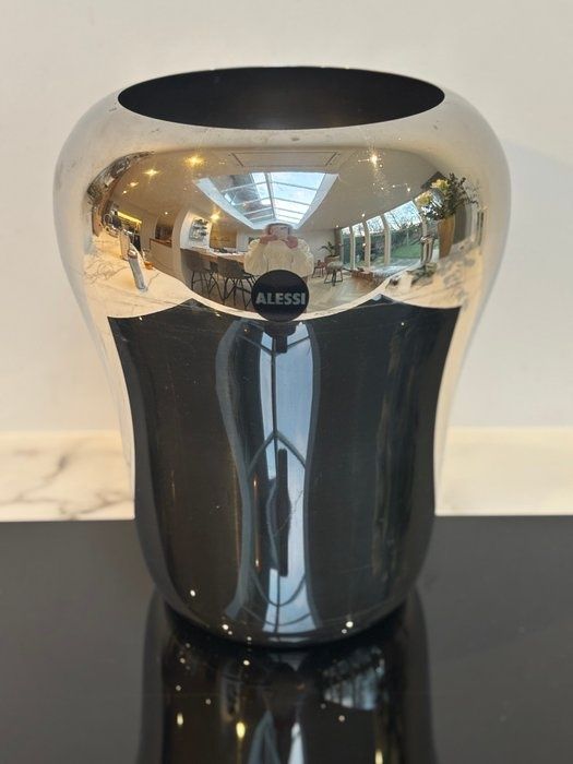 Vaso Alessi de designer internacional por metade do preço