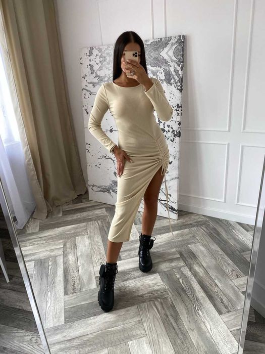 Dopasowana sukienka z rozcięciem beż