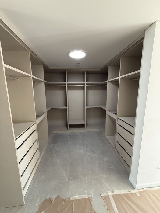 Closet  amplo com arrumacao