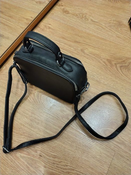 Czarna torebka kuferek