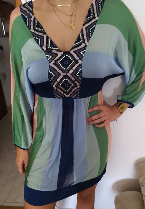 Vestido malhinha com decote em V com chapas