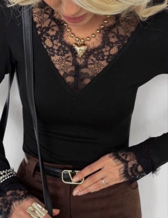 Жіноча кофтинка з мереживом