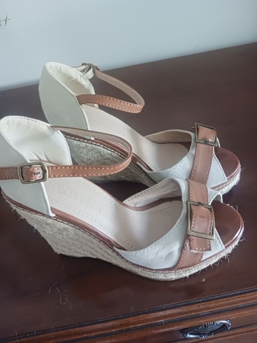Sandalias de cunha, beges, tamanho 35