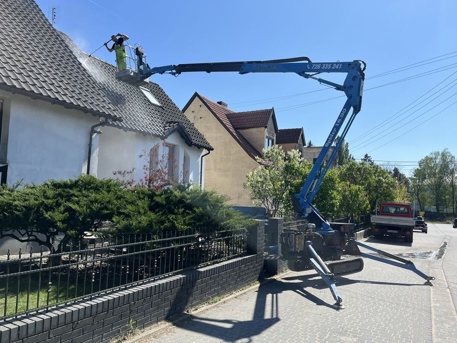 Mycie dachów i elewacji z podnośnika koszowego