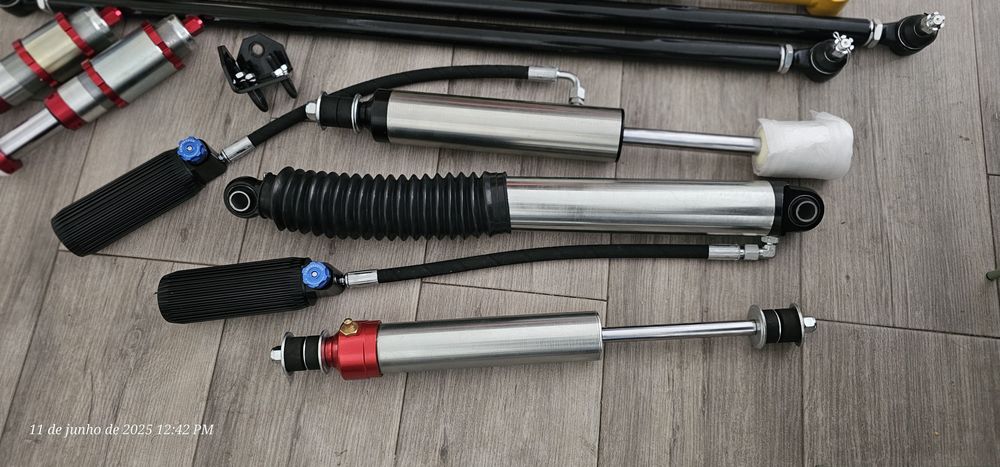 Barras direção reforçadas e panhards reguláveis