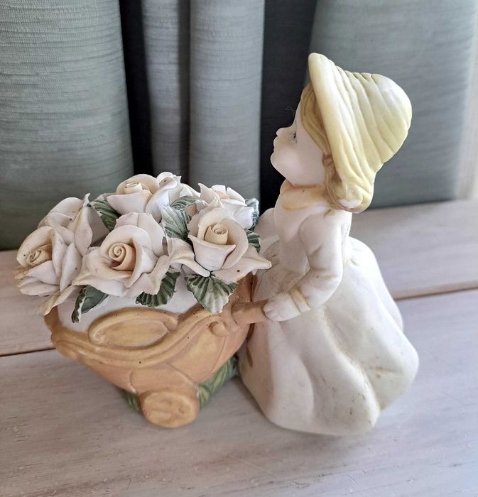 Dziewczynka z kwiatami - figurka ceramiczna