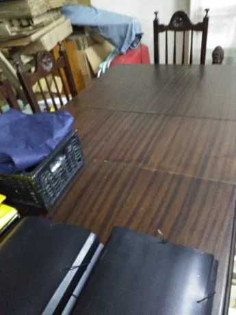 Mesa de sala antiga em madeira