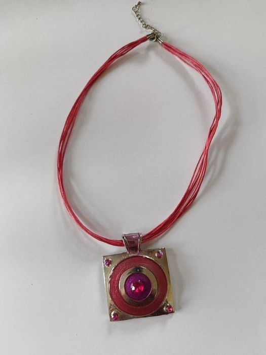 Naszyjnik z kamieniami 4,5 cm x 4,5 cm