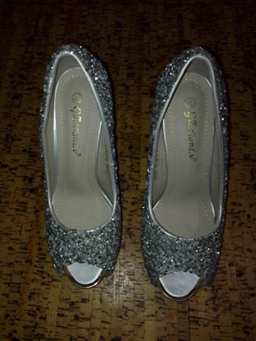 Sapatos de cerimonia prateados elegantes com brilhantes