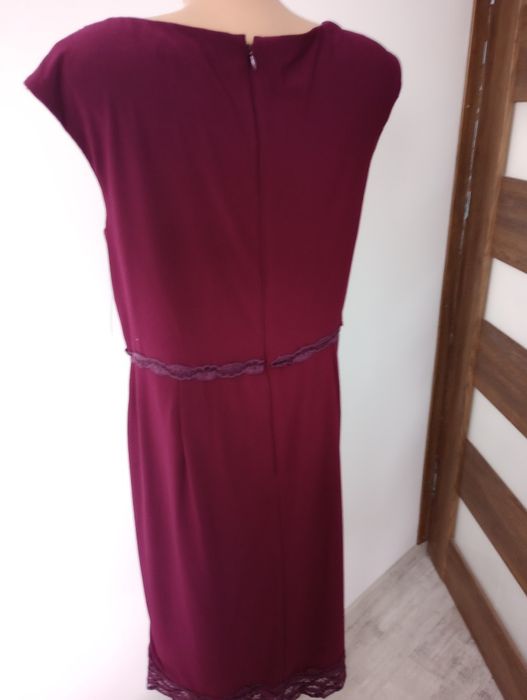 Piękna bordowa sukienka z kryształkami ozdobami