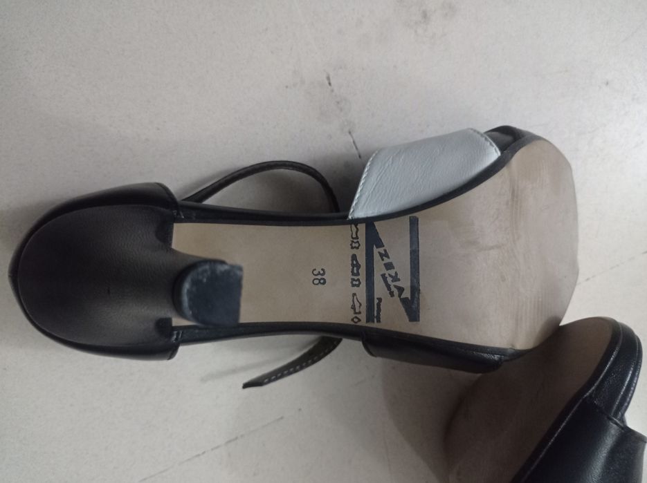 Sapatos Zeka de pele 38 Novos 

Tamanho 37

Envio pelos CTT ou entrega