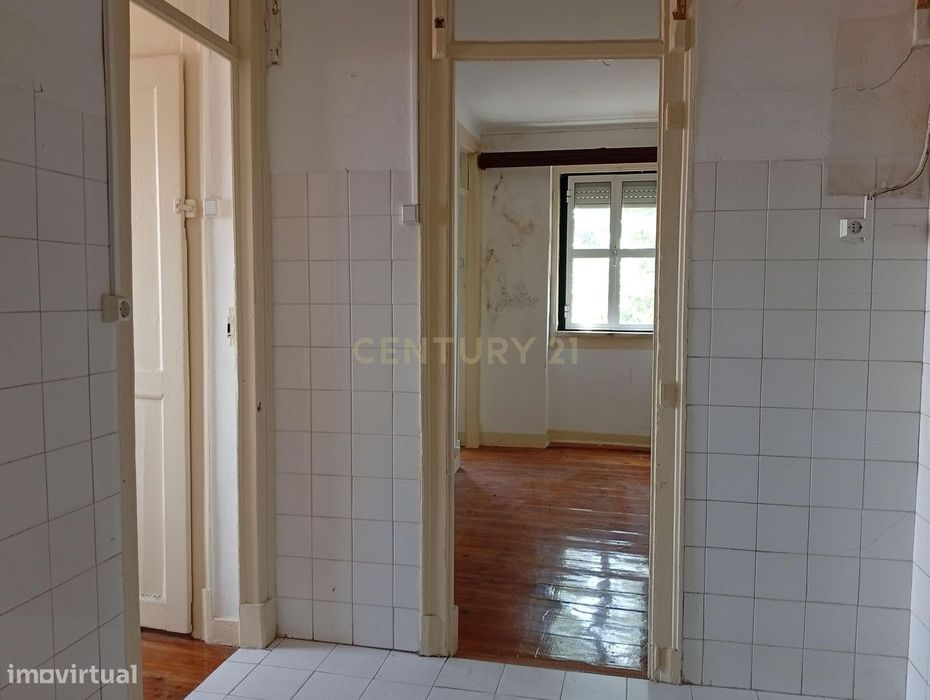 Apartamento para remodelação total situado na zona oriental (a 10m a p