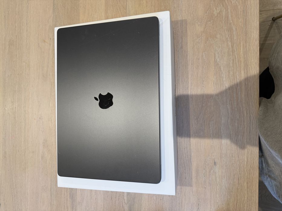 MacBook pro 16 m3 18gb 512gb