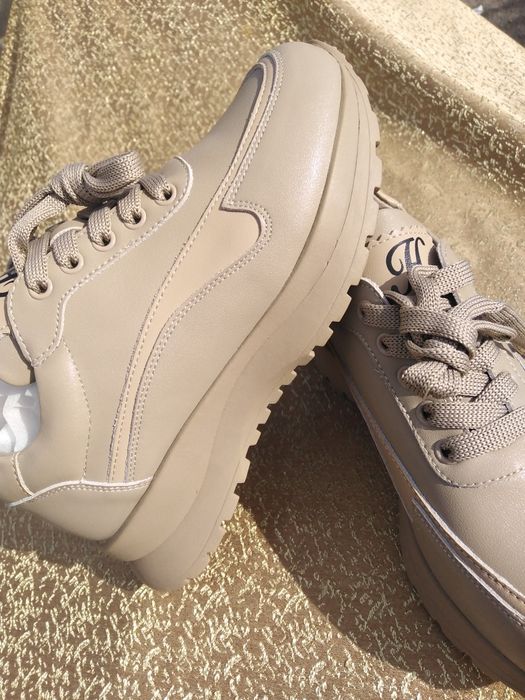 Жіночі шкіряні кросівки