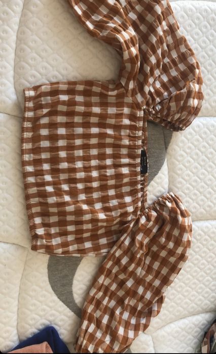 Camisola da Bershka com padrões de xadrez brancos e laranja escuro.