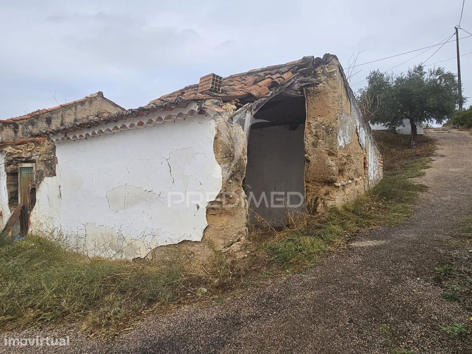 Oportunidade: Ruína com Terreno no Coração do Interior