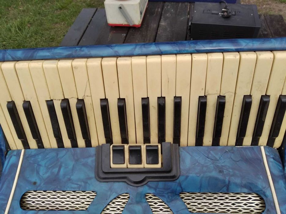 Продам аккордеон під реставрацію та відновлення .