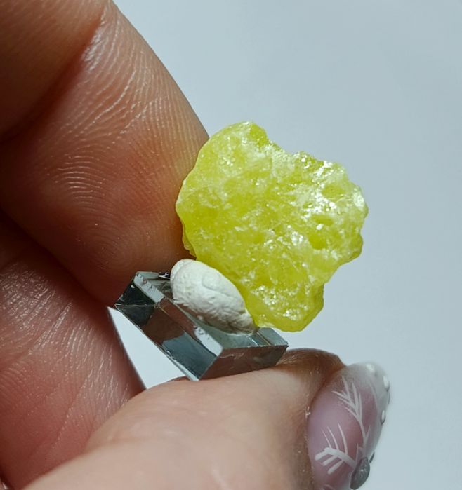 Siarka Włochy na lustrzanej podstawce