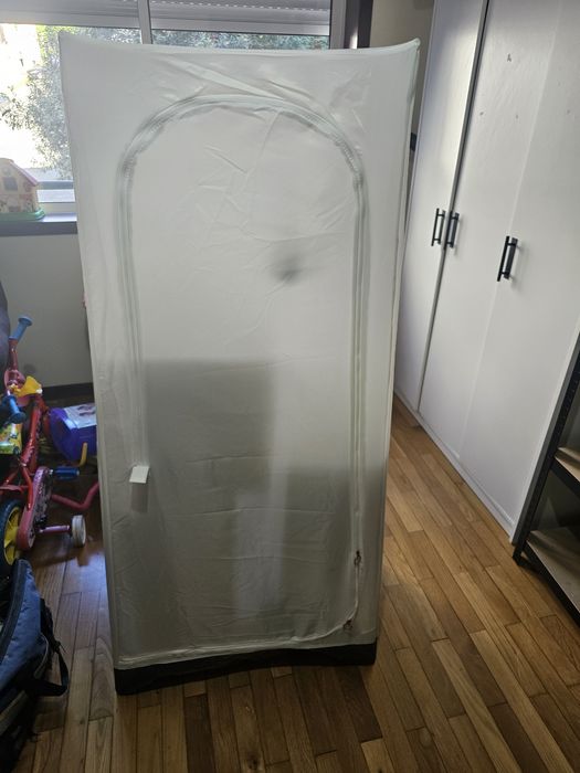 Roupeiro branco para arrumação