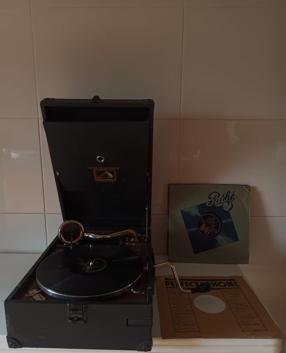 Grafonola com oferta de agulhas e 5 discos