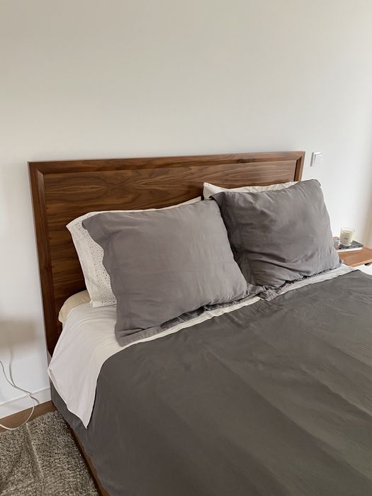 Cama em madeira de Nogueira 1.40 x 2.0m nova