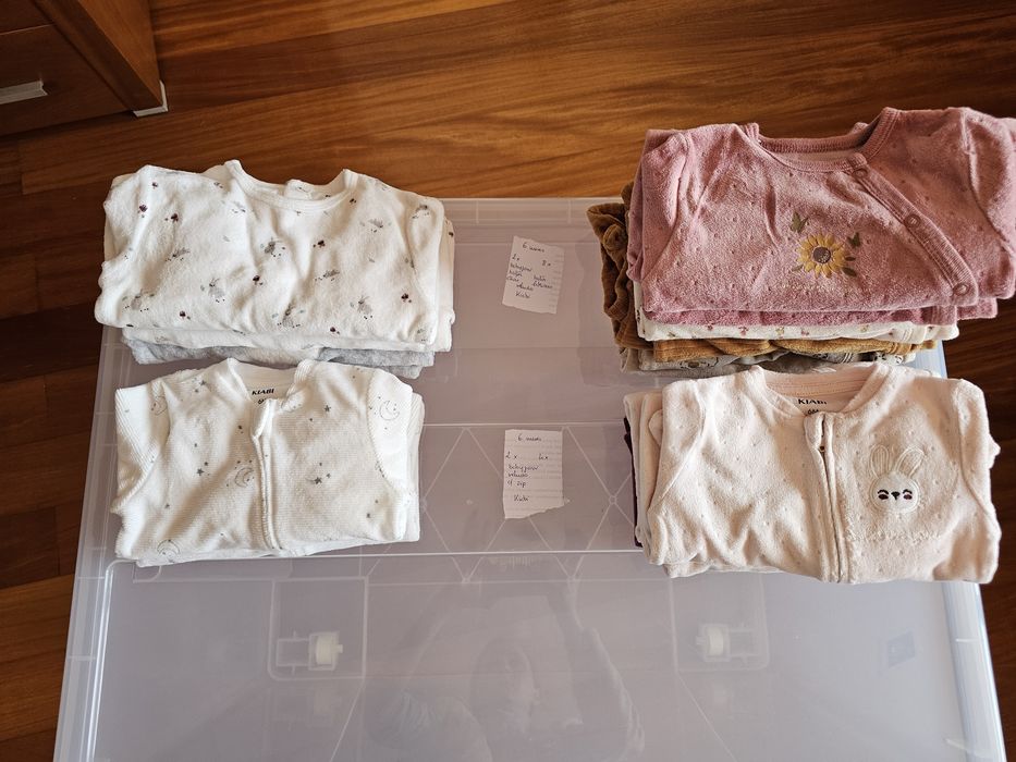 Roupa de bebé (bodies e babygrows essencialmente)