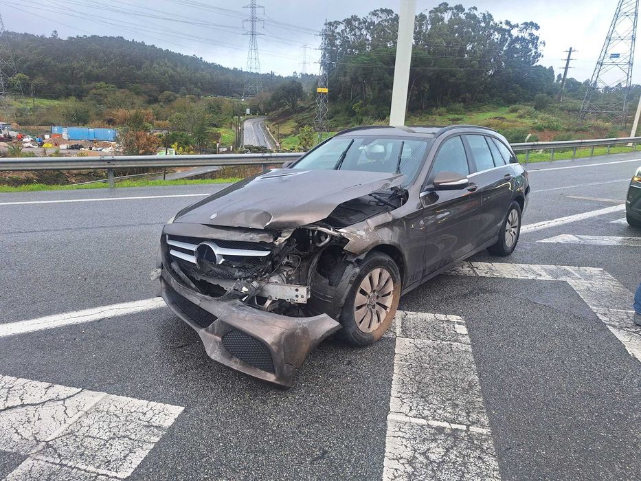 Mercedes Benz c180 Bluetech - Acidentado