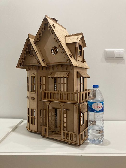 Casinha de bonecas de madeira