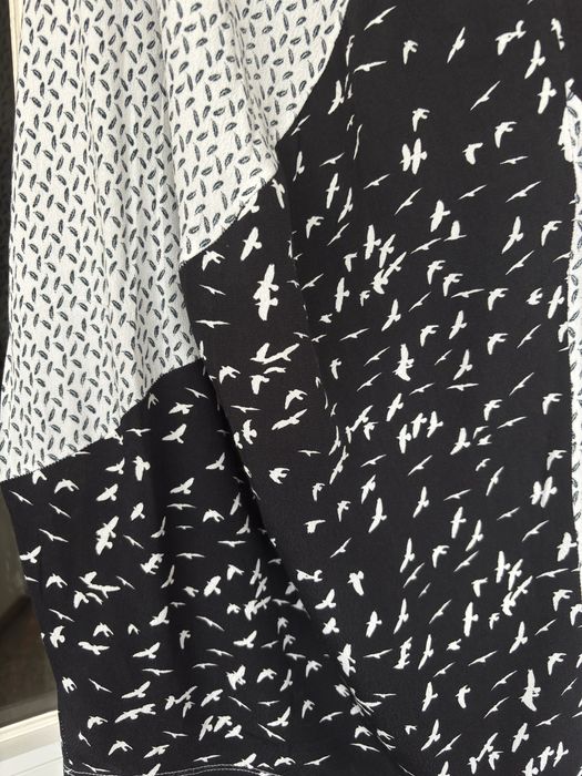 Saia rodada, multitecido e vários tons de cinza, branco e preto.