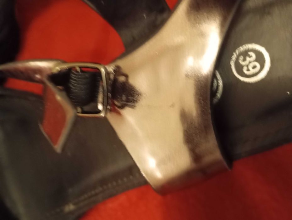 Sapatos pretos de salto da sapataria Guimarães