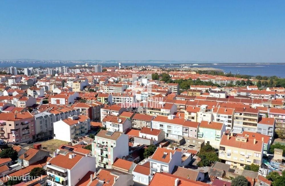 Moradia T3+T1 com utilização independente, logradouro e sótão