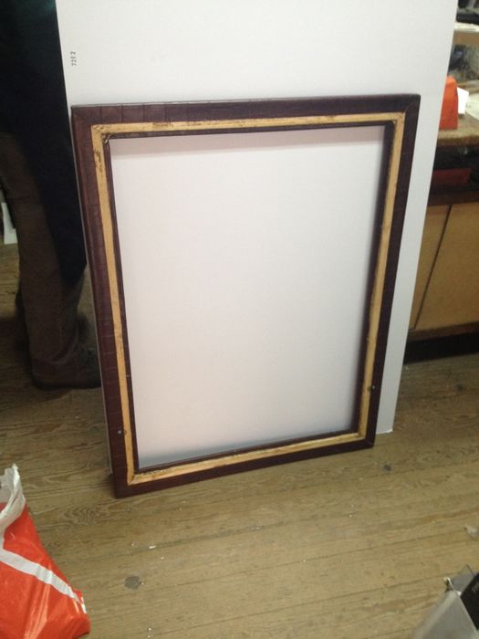 Moldura em pele em bom estado