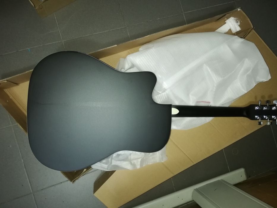 Guitarra western preta acústica cordas aço.