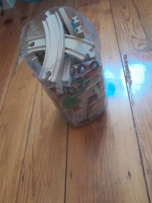 Pista de combóios de madeira com acessórios