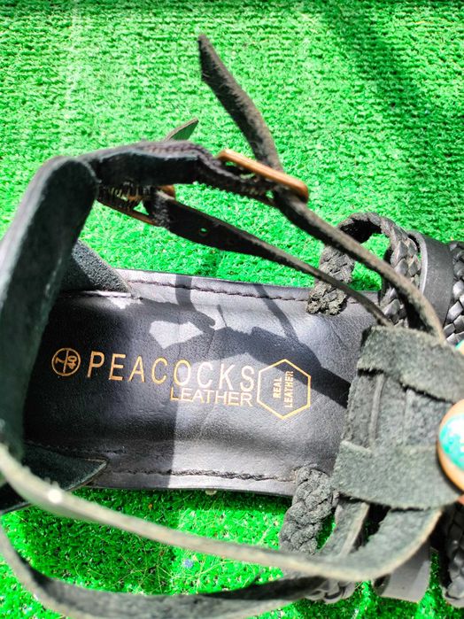 Czarne sandały ze skóry naturalnej Peacocks