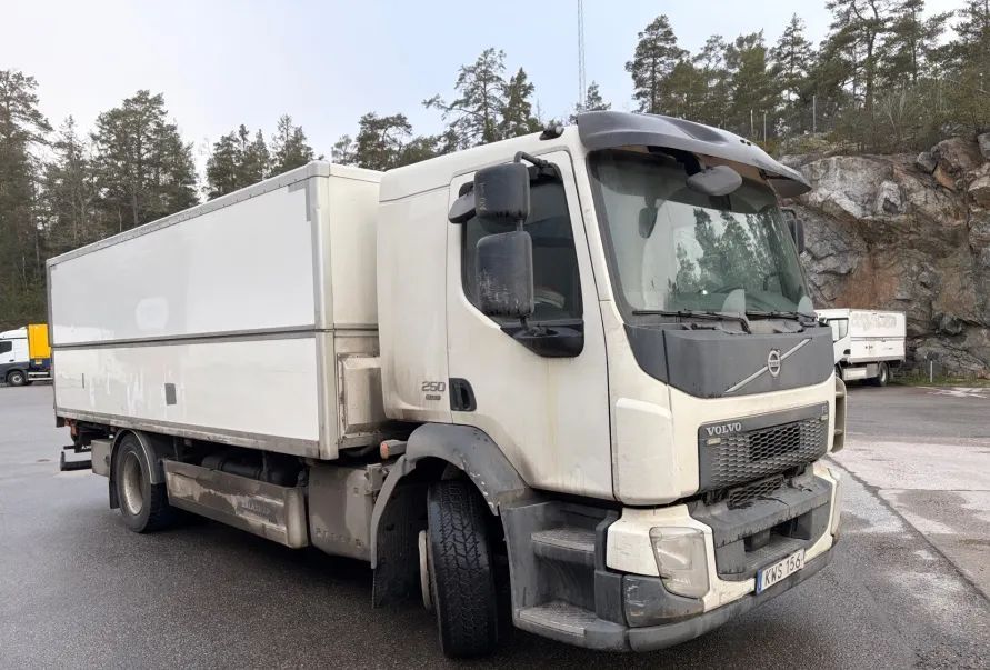Volvo FL  4x2 208532 km EURO6 regulowany KONTENER IZOTERMA 16 palet winda sprow.
