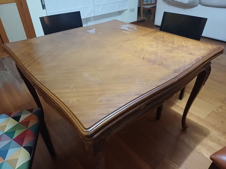 Mesa de jantar em madeira maciça