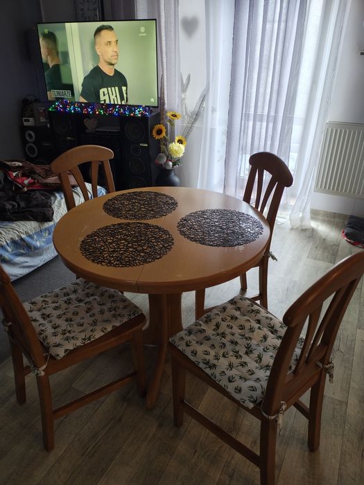 Stół z 4 krzesłami