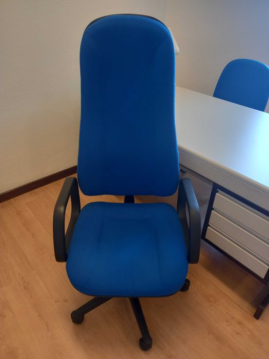 Secretária de escritório em metal com cadeiras