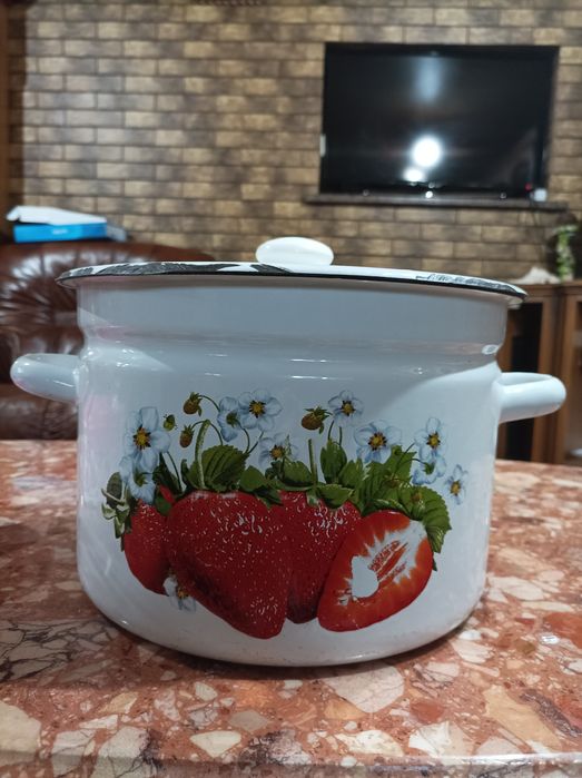 Продам кастрюлю 8л