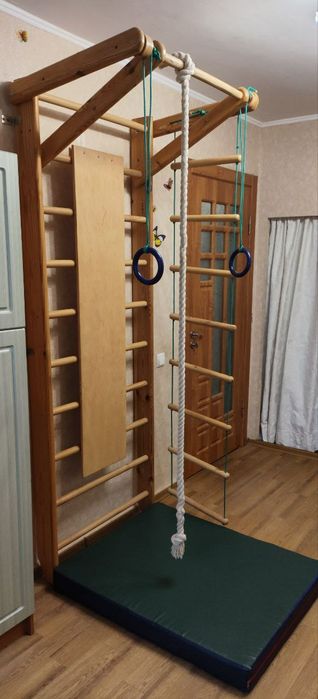 Дитячий спортивний куточок  з матом .