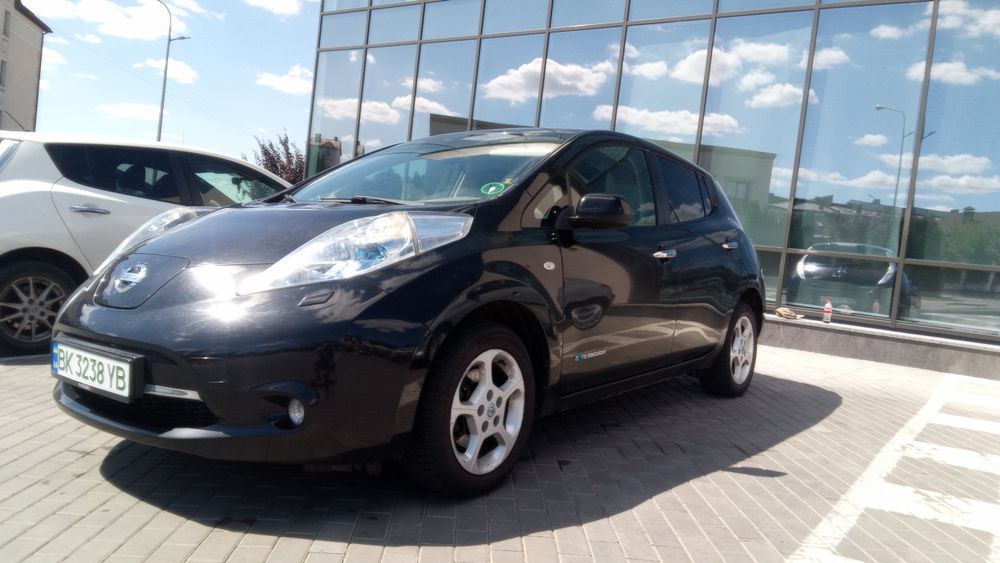 NISSAN leaf Продам