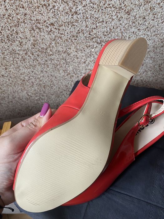 Босоніжки коралові